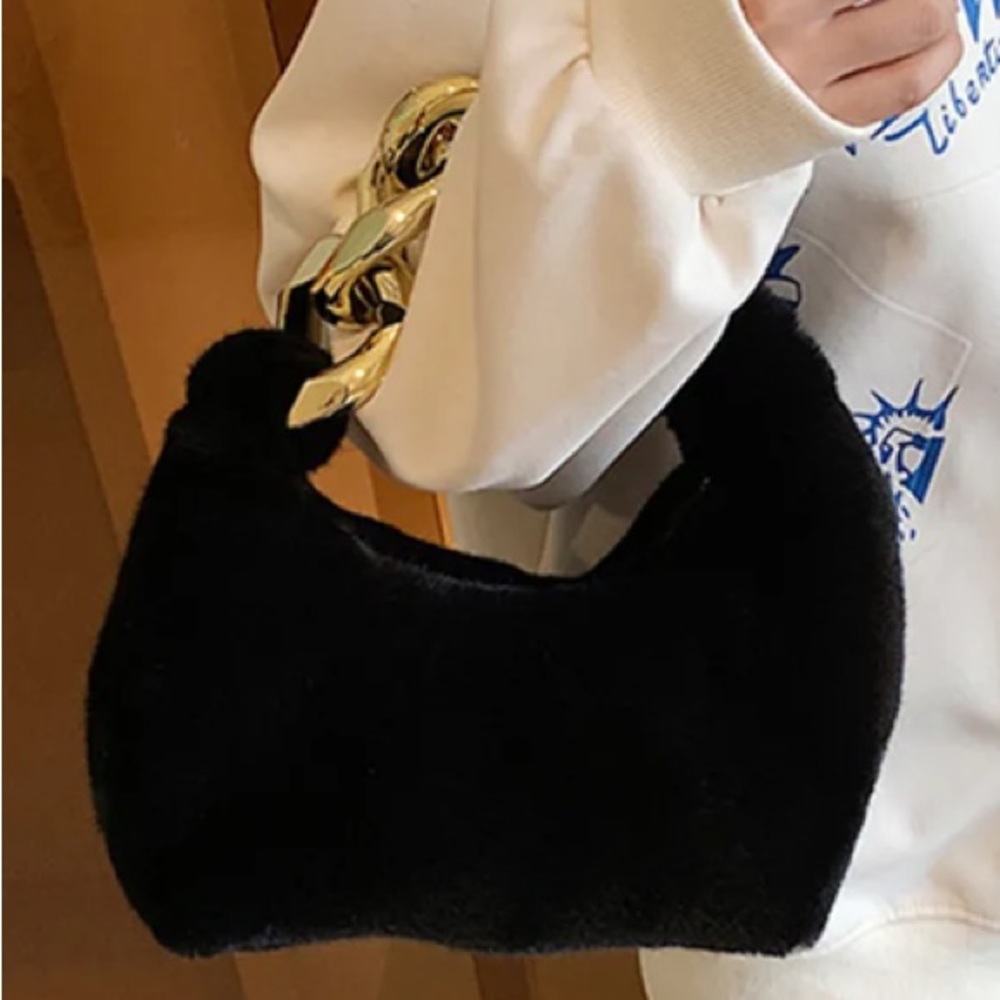 HP! Faux fur bag with chunky gold chain in black. Brand new! - Picture 8 of 13
